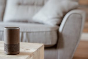 Alexa Echo steht auf einem Tisch