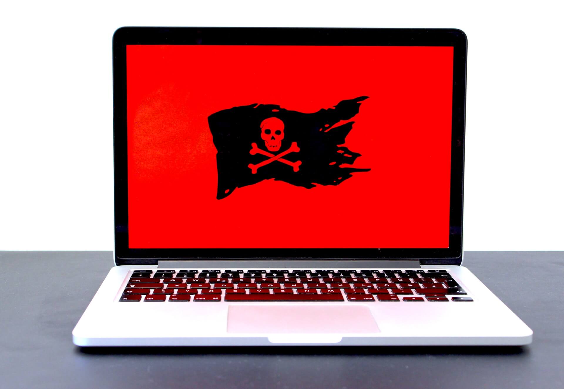 Rote Piratenflagge auf Laptop als Hackingangriff